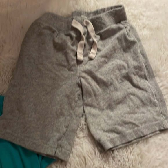Size 5 boys shorts and shirts - Picture 4 of 13